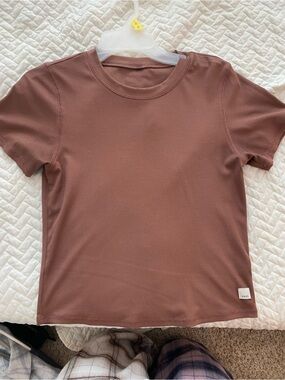 Vuori Short Sleeve Crewneck Tee in taupe/brown